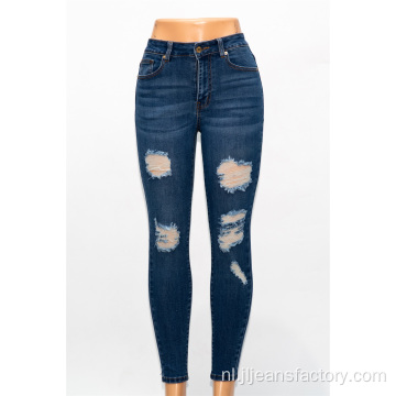 Donkerblauwe dames scheurden jeans